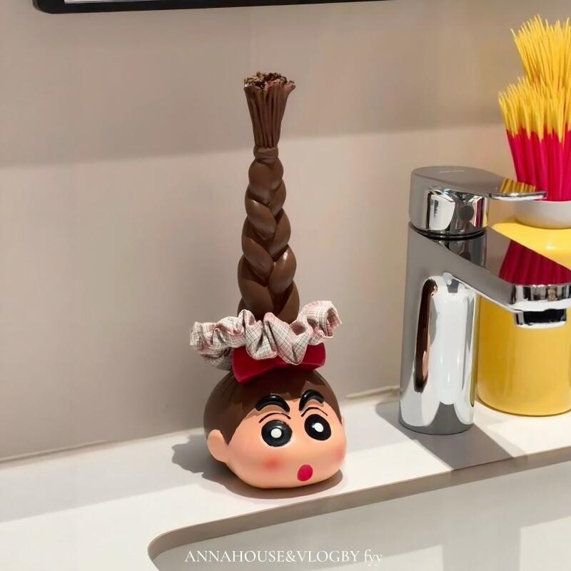 Home Bathroom Gadgets - ที่เก็บยางมัดผมลายการ์ตูนคาวาอี้ คราโยน ชินจัง แบบเปียยาว ของตกแต่งโต๊ะทำงานสุดสร้างสรรค์ อุปกรณ์ตกแต่งห้องน้ำ